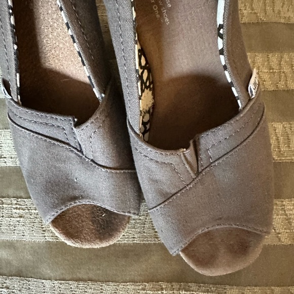 TOMS Size 9.5 - Picture 7 of 10